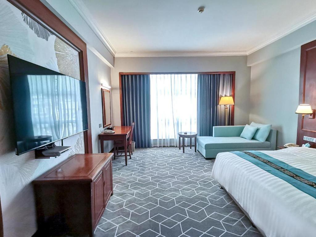 Fenggang Gladden Hotel Tiantangwei Exterior photo