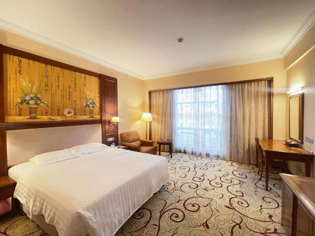 Fenggang Gladden Hotel Tiantangwei Exterior photo